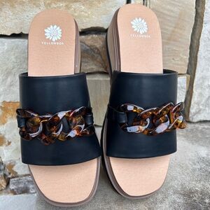 Yellow Box women’s ALORA Wedge Sandals with chain detail New WOB Sz-8. U